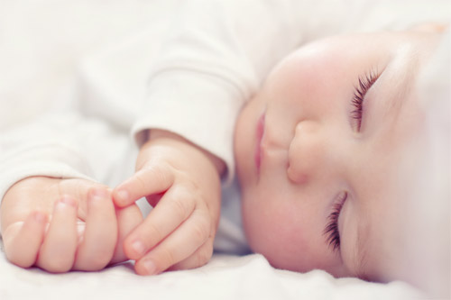 Theo dõi quy luật ăn ngủ của trẻ sẽ giúp mẹ điều chỉnh đồng hồ sinh học cho con dễ dàng hơn 