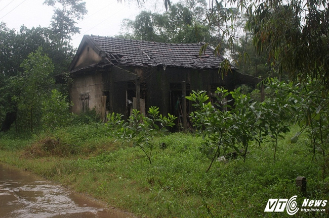 Gia đình “người rừng” vẫn sống trong căn nhà cũ nát, hư hỏng nặng chưa biết sập lúc nào.