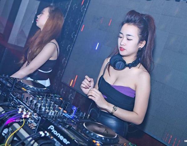 Về cái tên Trang Moon, người đẹp giải thích công việc DJ thường làm việc vào buổi tối và bị nhiều người nhận xét là có không ít cám dỗ.