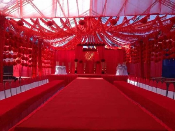 Màu đỏ nổi bật là màu chủ đạo của lễ cưới trang hoàng, lộng lẫy này