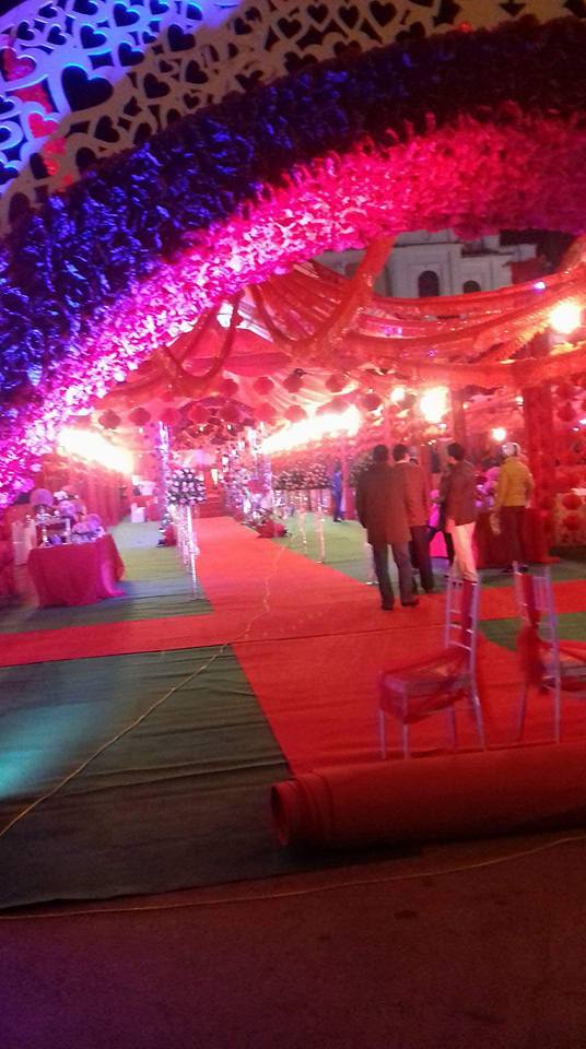 Thảm đỏ được chuẩn bị với độ dài lớn, dẫn lối quan khách tiến vào vào hôn trường