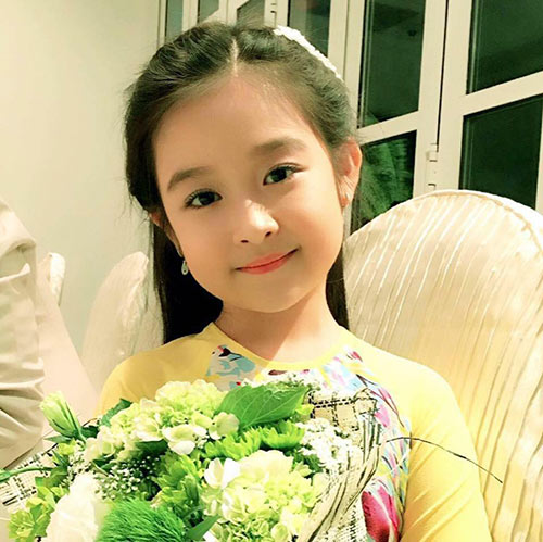 Cô bé Lê Huỳnh Bảo Ngọc là gương mặt quen thuộc đối với cộng đồng mạng nhờ vẻ xinh xắn, đáng mến