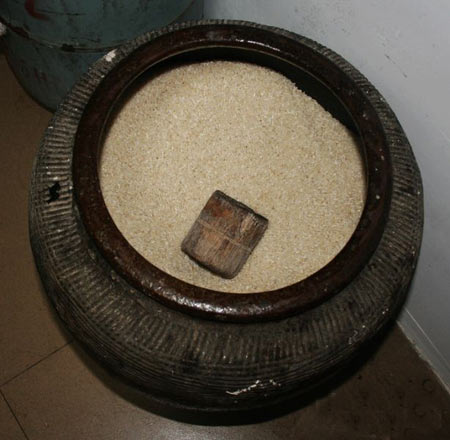 Chất liệu tốt nhất của hũ gạo nên là gốm sứ (Ảnh: Internet) 