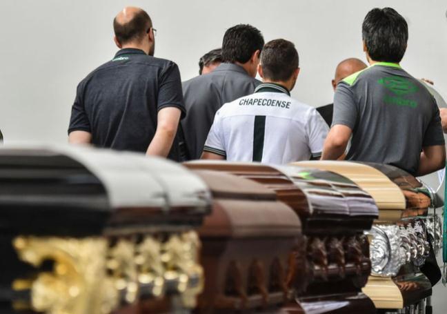 Hình ảnh đầy đau xót trong nhà tang lễ nơi đặt thi hài 19 cầu thủ Chapecoense xấu số.