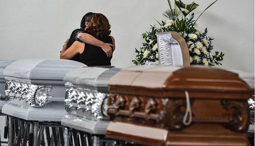 Hình ảnh đầy đau xót trong nhà tang lễ nơi đặt thi hài 19 cầu thủ Chapecoense xấu số