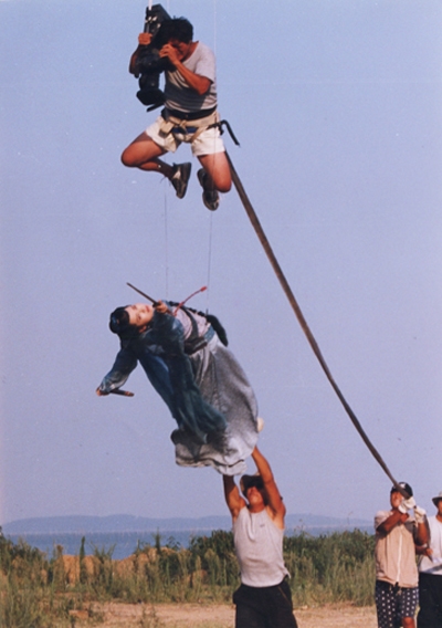 Để có được những cảnh quay chân thật và đặc sắc, Nhậm Doanh Doanh (Hứa Tình) trong Tiếu ngạo giang hồ 2001 đã treo mình hàng giờ liền trên cáp cao
