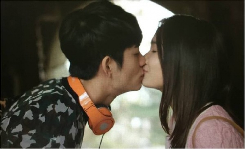 Dù đã từng không ít lần “khóa môi” với Kang Tae Oh ở phần đầu, lúc thì ngọt ngào khiến các fan lịm tim...