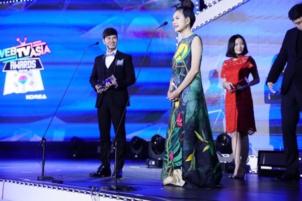 Minh Hà còn là phiên dịch viên cho chồng khi lên nhận giải tại Hàn Quốc mới đây.