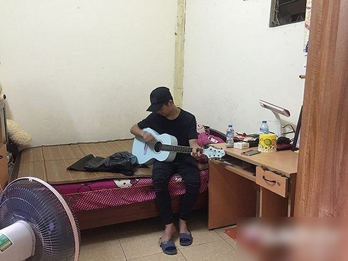 Quang Anh và mẹ sống trong căn nhà thuê 20m2 ở Hà Nội