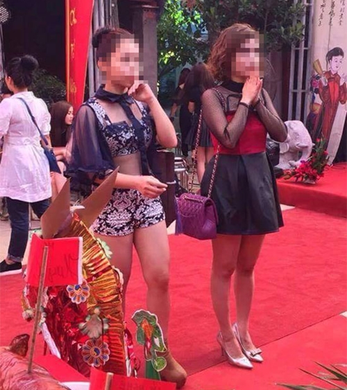 Dường như, những nàng hot girl Việt đã “tận dụng” bộ cánh đi bar, dự tiệc để tới chùa hành lễ. Dù thành tâm đến mấy, nhưng với bộ cánh phản cảm như vậy, thật khó để các cô gái nhận được sự thông cảm từ “đức từ bi”.