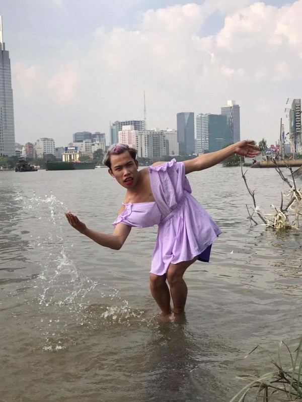  Bảnh bao nam tính chưa được bao lâu, Tùng Sơn đã lại diện váy vóc, tết tóc quằn quại bên sống nước khiến cộng đồng mạng không thốt nên lời. 