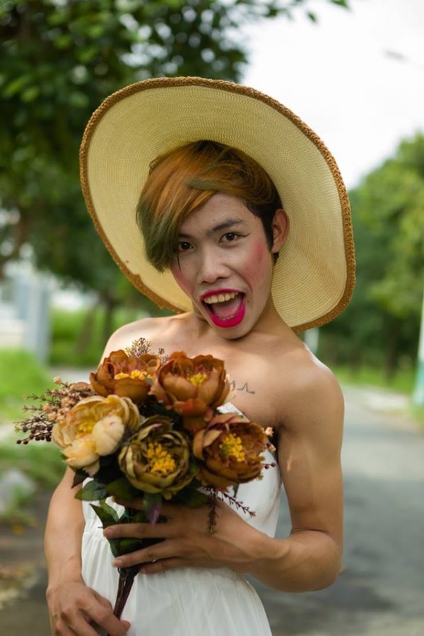 Tùng Sơn từng là cái tên hot nhất mạng xã hội Facebook bởi những clip diện váy vóc quằn quại uốn éo hát hò không giống ai. 