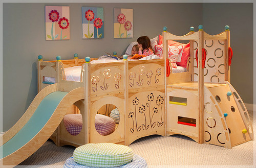 Phòng của con trai thì chiếc giường trông khỏe khoắn hơn. Trong phòng còn có bức tranh về khu rừng đầy nắng mai để tăng tính tò mò và khám phá cho con
