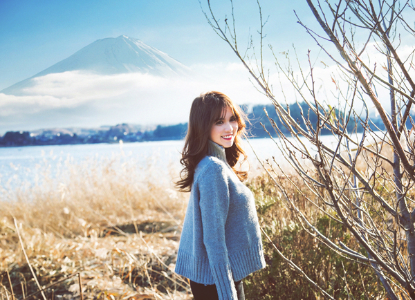 Cô còn tranh thủ đi ngắm núi Phú Sĩ nổi tiếng