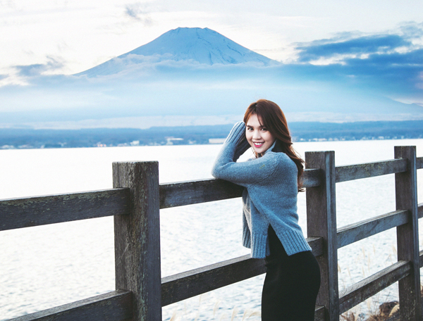 Ngọc Trinh xinh tươi rạng rỡ chụp ảnh với thiên nhiên hùng vĩ của nước Nhật