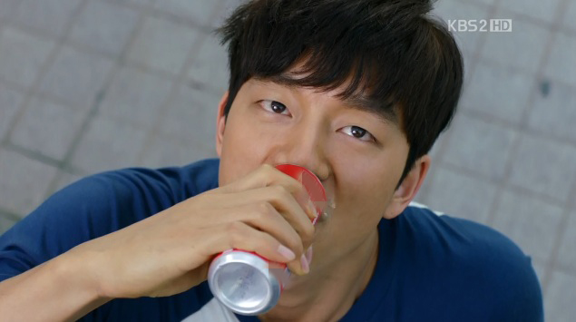 kyung-joon-drinks-soda-1 Chất độc này hủy hoại xương của chúng ta, nhưng ai cũng vô tư dùng